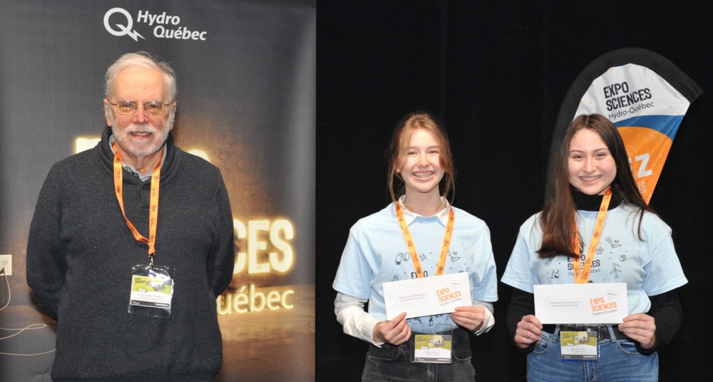 Le directeur du D&eacute;partement de physique a remis le prix du D&eacute;partement de physique &agrave; deux &eacute;l&egrave;ves du Coll&egrave;ge Mont-Notre-Dame : &Eacute;lise Gagnon et Ariane Gadbois