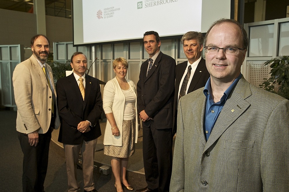 Le vice-recteur Jacques Beauvais, le vice-doyen Mario Fortin, Lorraine B&eacute;dard, vice-pr&eacute;sidente d&rsquo;Agropur, Marc Duplantie, directeur r&eacute;gional du D&eacute;veloppement des affaires de Co-operators, Ghislain Cloutier, 1er&nbsp;vice-pr&eacute;sident de la Coop f&eacute;d&eacute;r&eacute;e, et le titulaire Michel Lafleur.