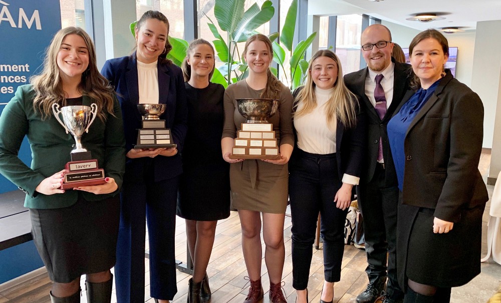 Marjorie Lepage, Charl&egrave;ne Marois, Pamela Cifola, Sacha Mailloux, Mary-Pier Lareau et Guillaume Bourbeau, en compagnie de Me Marie-Nancy Paquet.
