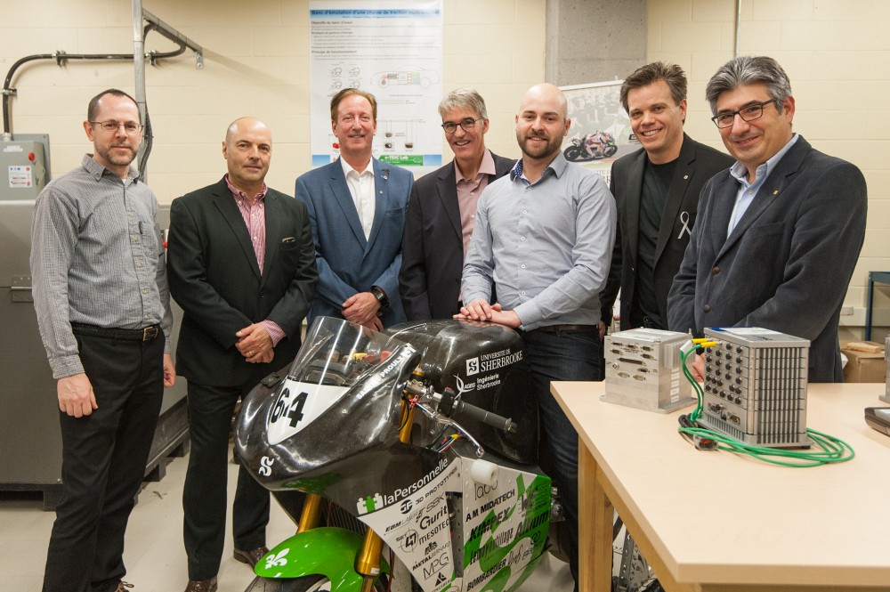 Dans l'ordre, M. Alain Chapdelaine, de Alcoa-Innovation, ainsi que M. Jacques Internoscia, de ALU-Qu&eacute;bec, sont en pr&eacute;sence de Me Fran&ccedil;ois Dub&eacute;, de la Fondation de l'UdeS, Pr Alain Desrochers, F&eacute;lix-Antoine Lebel, &eacute;quipe EMUS, Pr Patrik Doucet, doyen de la Facult&eacute; de g&eacute;nie, et Pr Jo&atilde;o Pedro Trov&atilde;o.