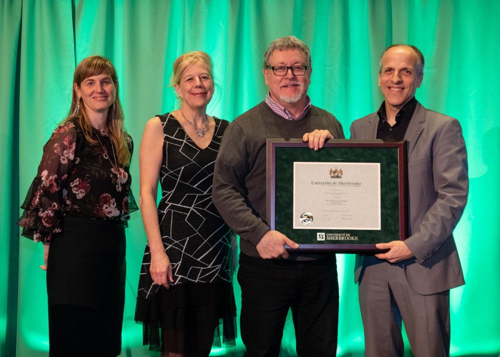 Pascal Muzard, charg&eacute; de cours &agrave; forfait &agrave; la FASAP, a re&ccedil;u le prix facultaire Reconnaissance de la qualit&eacute; de l'enseignement.