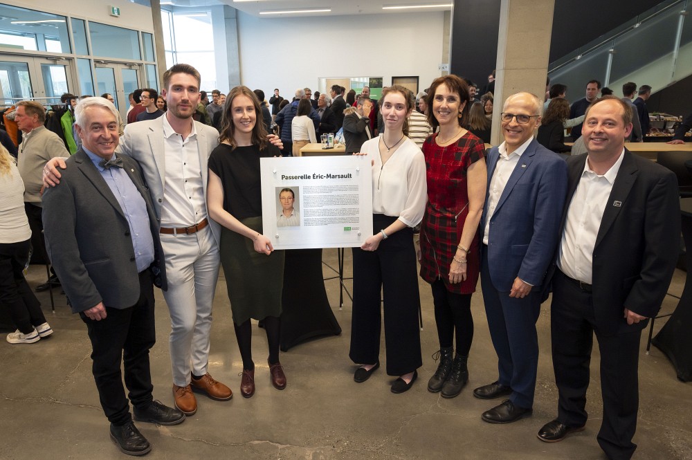 De gauche &agrave; droite sur la photo: Pr Dominique Dorion, doyen de la Facult&eacute; de m&eacute;decine et des sciences de la sant&eacute;, Paul Marsault, Nadia Marsault, Justine Marsault, Myriam Fisch (conjointe du feu professeur Marsault), Pr Pierre Cossette, recteur de l'Universit&eacute; de Sherbrooke et Pr Philippe Sarret, directeur scientifique de l'IPS.