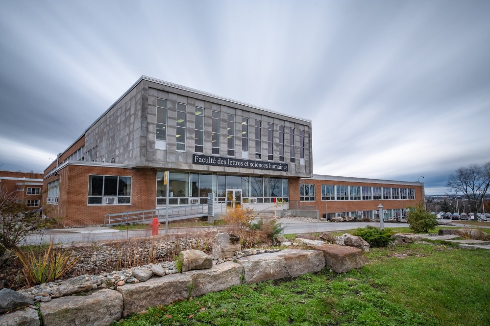 Le D&eacute;partement des arts, langues et litt&eacute;ratures et le D&eacute;partement de communication sont situ&eacute;s dans le pavillon A3 de la Facult&eacute; des lettres et sciences humaines.
