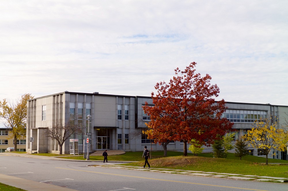 B&acirc;timent E1 au Campus principal. L'accueil de l'aide financi&egrave;re se situe au 2e &eacute;tage au local E1-2002.