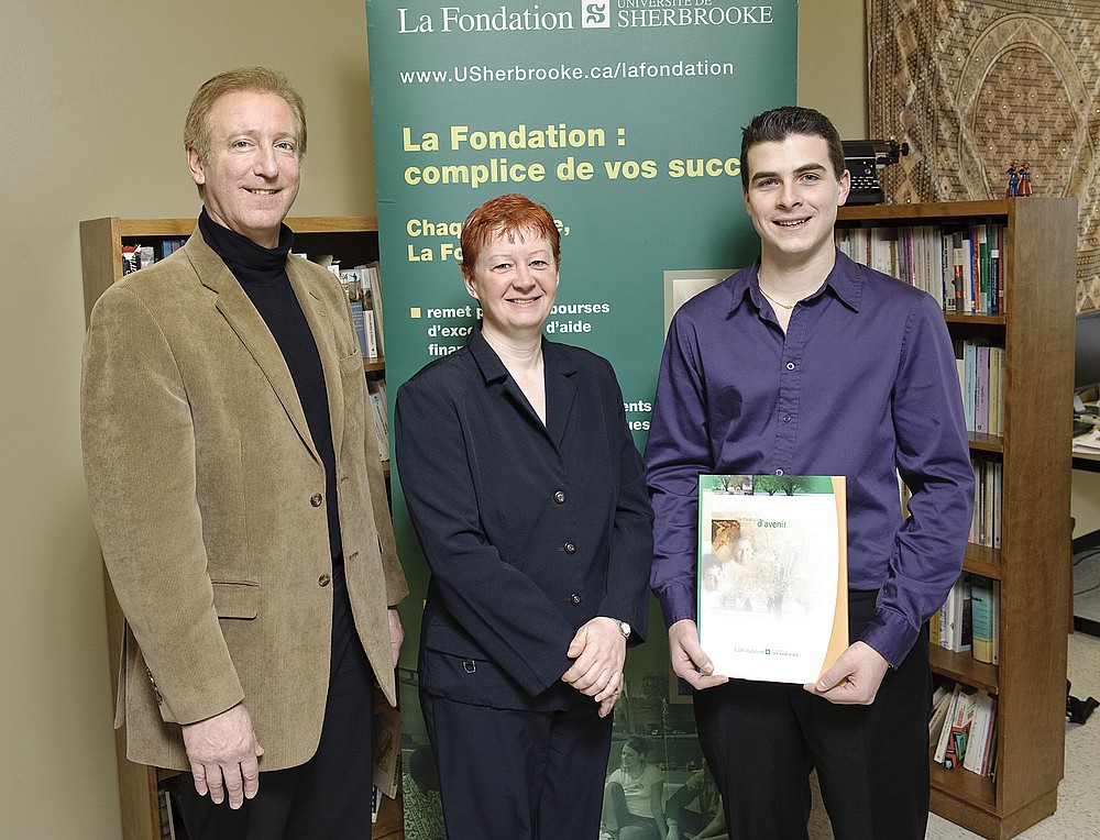 Fran&ccedil;ois Dub&eacute;, directeur g&eacute;n&eacute;ral de La Fondation de l'UdeS, Lynda Bellalite, doyenne de la Facult&eacute; des lettres et sciences humaines, et Vincent Lecours, &eacute;tudiant en g&eacute;omatique appliqu&eacute;e.
