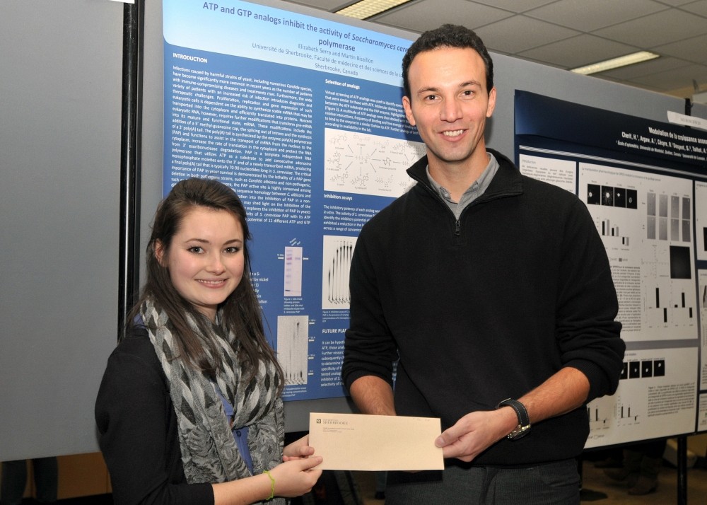 Elizabeth Serra re&ccedil;oit un 1er prix de la Journ&eacute;e scientifique du 1er cycle (2 novembre 2012), en compagnie de son superviseur de stage, le Pr Martin Bisaillon du D&eacute;partement de biochimie.