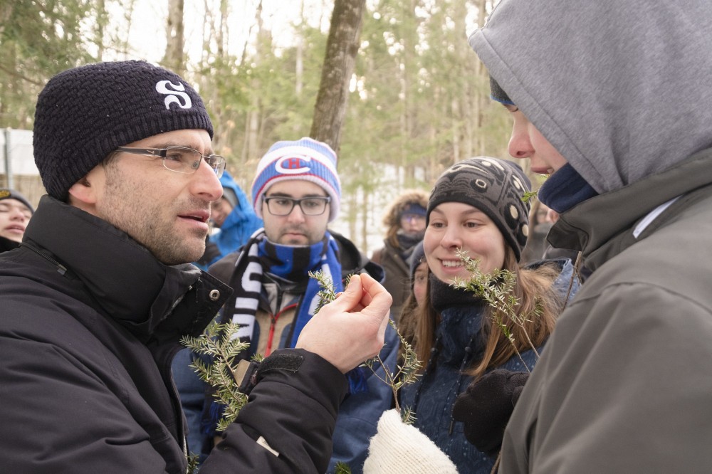 Patrice Bourgault et ses &eacute;tudiantes et &eacute;tudiants observent la flore hivernale au Mont-Bellevue.