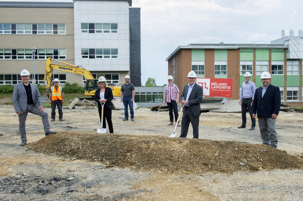 De gauche &agrave; droite : Pr Peter Moffett; M.&nbsp;Francis Lauz&eacute;, surintendant de chantier; Pre Carole Beaulieu, doyenne de la Facult&eacute; des sciences; M. Gabriel Fluet, directeur de projet; Pr Marco-Festa-Bianchet, directeur du D&eacute;partement de biologie; Pr Jean-Pierre Perreault,&nbsp;Vice-recteur &agrave; la recherche et aux &eacute;tudes sup&eacute;rieures; M. Hugues Grand'Maison, directeur administratif de la Facult&eacute; des sciences, Pr S&eacute;bastien Roy.&nbsp;