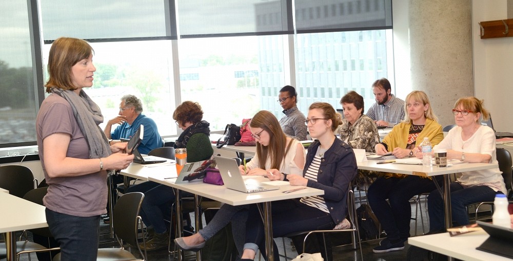 Lorraine Derocher, charg&eacute;e de cours.