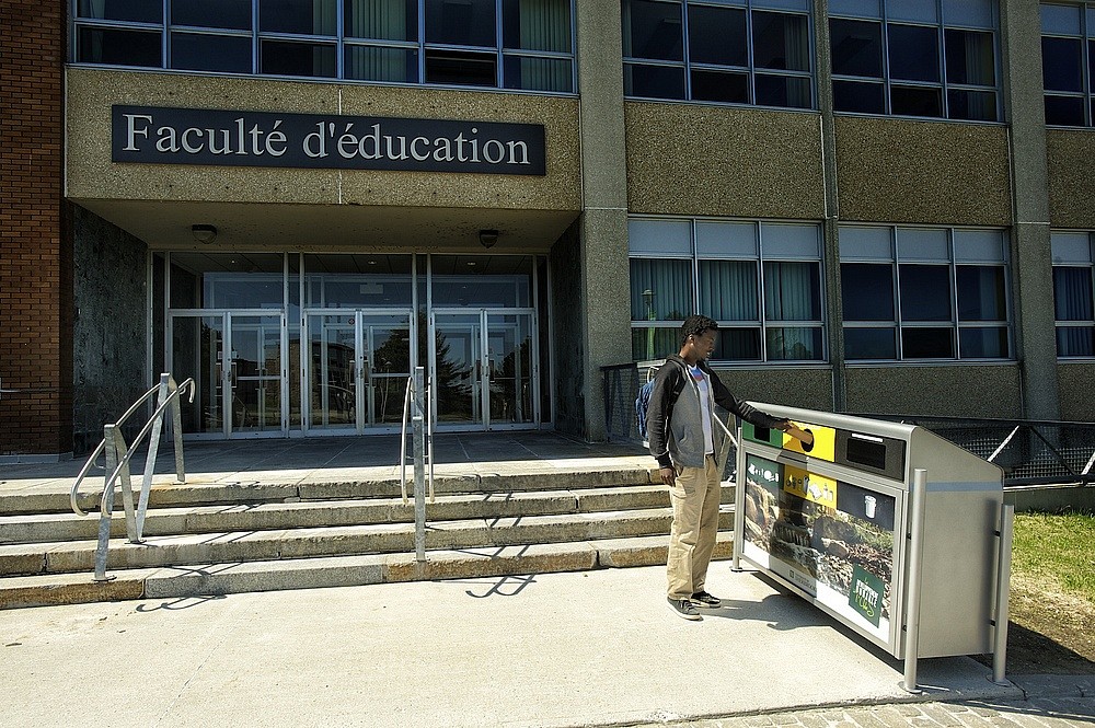 Les &icirc;lots ont &eacute;t&eacute; plac&eacute;s aux endroits les plus passants, notamment pr&egrave;s des entr&eacute;es principales des &eacute;difices.