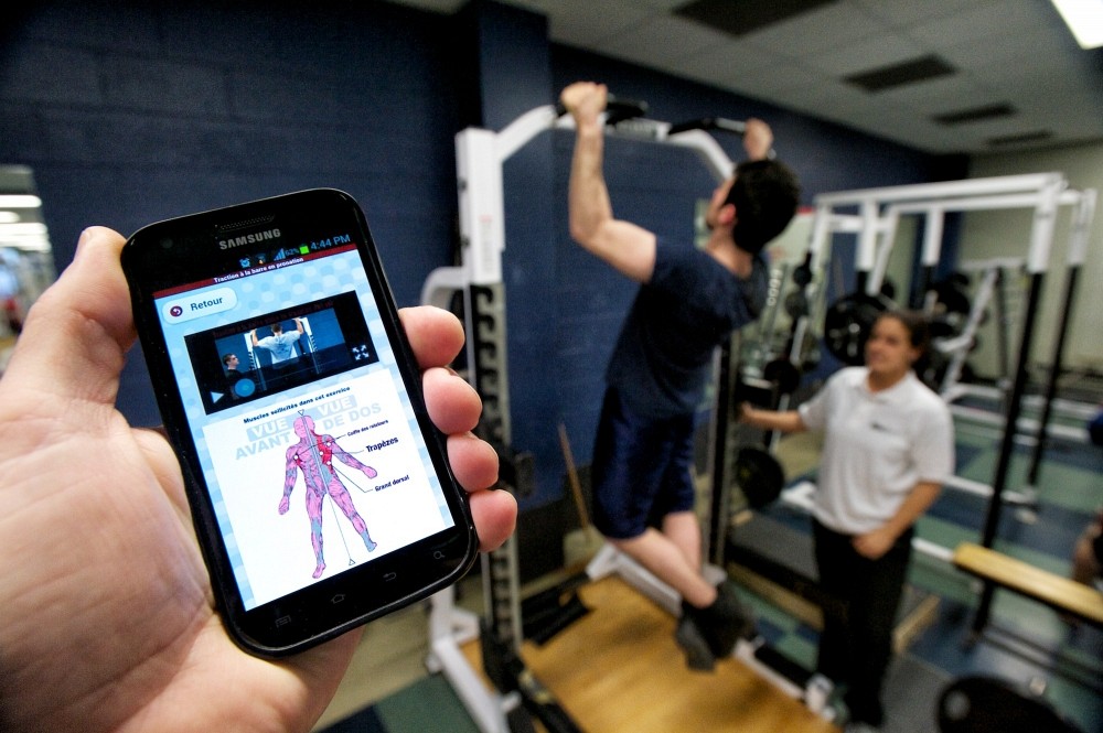 Une trentaine de vid&eacute;os comment&eacute;es par les &eacute;tudiants en kin&eacute;siologie sont disponibles via KinApp. Les utilisateurs peuvent les consulter &agrave; partir d&rsquo;un ordinateur, d&rsquo;un t&eacute;l&eacute;phone intelligent ou d&rsquo;une tablette ayant acc&egrave;s &agrave; Internet.