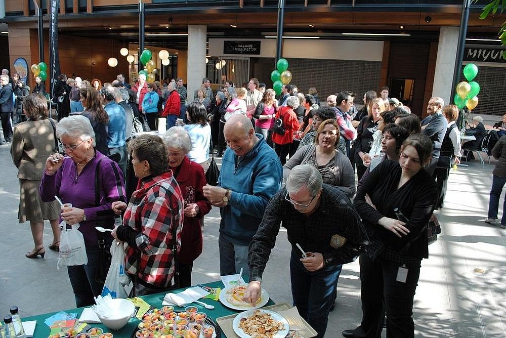 Les visiteurs profitent des bouch&eacute;es offertes en d&eacute;gustation par les restaurateurs.