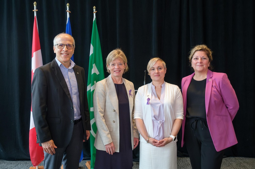 Le recteur de l'UdeS, le Pr Pierre Cossette; la secr&eacute;taire parlementaire de l&rsquo;honorable&nbsp;Carolyn Bennett, ministre de la Sant&eacute; mentale et des D&eacute;pendances et ministre associ&eacute;e de la Sant&eacute;,&nbsp;Mme &Eacute;lisabeth Bri&egrave;re; la titulaire de la Chaire de recherche sur la maltraitance envers les personnes a&icirc;n&eacute;es, la Pre M&eacute;lanie Couture; et la doyenne de la Facult&eacute; des lettres et sciences humaines, la Pre Anick Lessard.