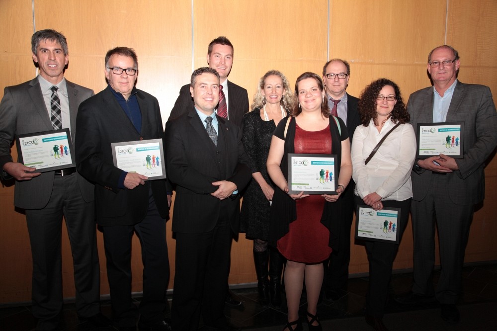 Le professeur Jean Cadieux, 3e&nbsp;sur la photo, entour&eacute; de participants du CPEQ au lancement des outils de la M&eacute;thode BNQ&nbsp;21000.