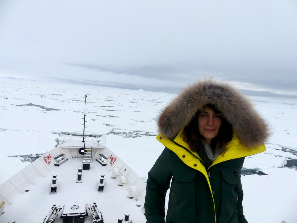 &Eacute;milie Lefol, doctorante en biologie, a particip&eacute; au programme Homeward Bound en 2018. La voici &agrave; bord de l&rsquo;Ushua&iuml;a lors d&rsquo;une exp&eacute;dition en Antarctique.