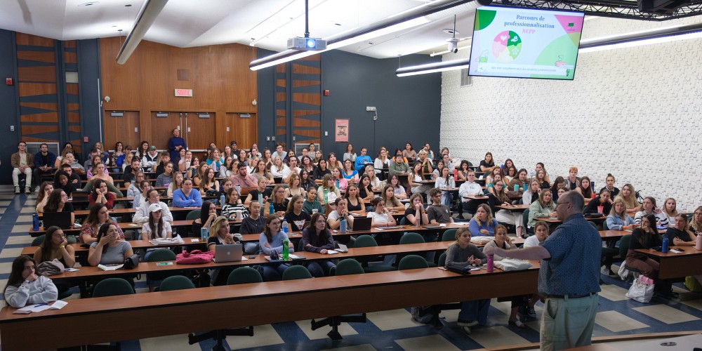 Le professeur Vincent Grenon lors de l&rsquo;activit&eacute; d&rsquo;accueil des personnes &eacute;tudiantes au nouveau programme du BEPP en septembre 2023.