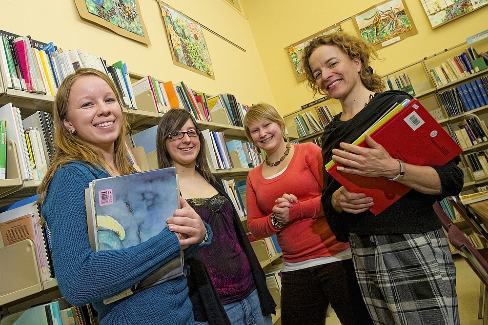 Myriam Boucher, Annie Michaud et Pascale Turmel, finissantes en enseignement au pr&eacute;scolaire et au primaire, ont r&eacute;alis&eacute; un projet visant la motivation pour la lecture chez des &eacute;l&egrave;ves en milieu rural. Sophie Barrette, coordonnatrice du PSR&Eacute;, les a soutenues tout au long de cette exp&eacute;rience valorisante.