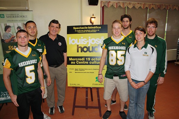 Le pr&eacute;sident de la Corporation &eacute;tudes-sports de l'Universit&eacute; de Sherbrooke Serge Savard en compagnie d'un groupe du Vert & Or.