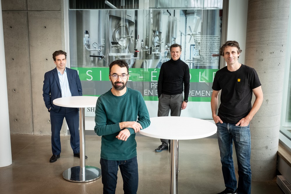 Premi&egrave;re rang&eacute;e : Jonathan Gaudreault et Pierre-Olivier Boily, copropri&eacute;taires de la microbrasserie Siboire. Au fond : le professeur Jo&euml;l Sirois, du D&eacute;partement de g&eacute;nie chimique et de g&eacute;nie biotechnologique, et le professeur Patrik Doucet, doyen de la Facult&eacute; de g&eacute;nie. 