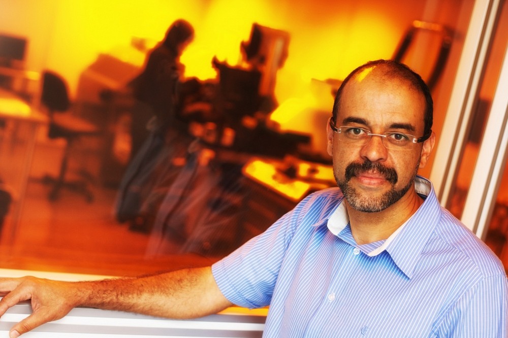 Le professeur Hassan Maher devant l&rsquo;une des salles blanches de l&rsquo;Institut interdisciplinaire d&rsquo;innovation technologique de l&rsquo;UdeS.