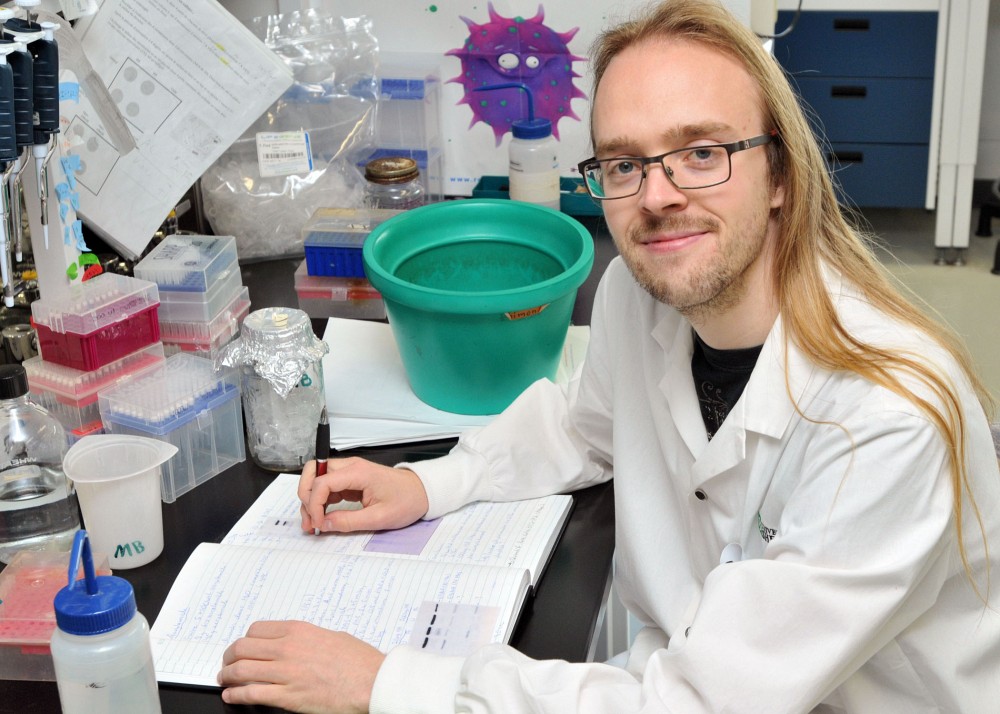 Simon Boudreault&nbsp;travaille sur diff&eacute;rents mod&egrave;les de virus dont le r&eacute;ovirus, le virus d&rsquo;Epstein-Barr (VEB) et le virus du papillome humain (VPH).