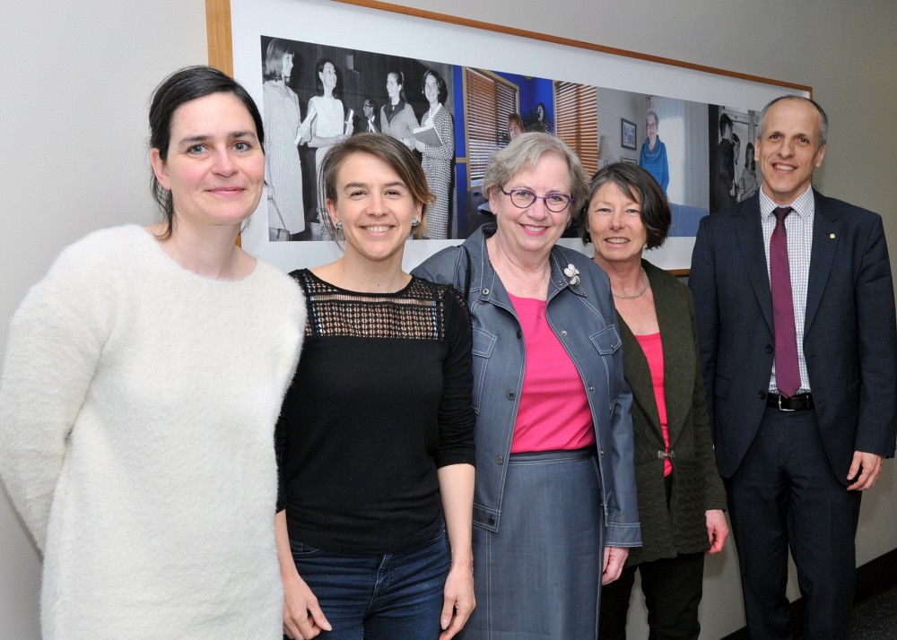 De gauche &agrave; droite, Myriam Yates (Longueuil), Josianne Bolduc (Moncton), Dre Chantal Beaudet, Nicole Benoit (Saguenay) et le doyen, Pr Pierre Cossette, posent devant l&rsquo;&oelig;uvre de Genevi&egrave;ve Chevalier (absente de la photo).