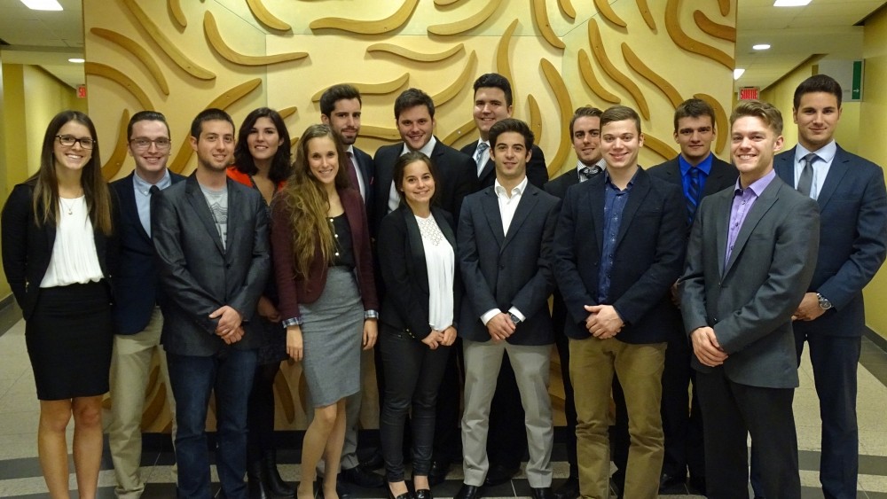 Pour cette premi&egrave;re &eacute;dition du &laquo;&nbsp;Concours du doyen&nbsp;&raquo; qui s&rsquo;est d&eacute;roul&eacute;e le 1er novembre dernier, six &eacute;quipes compos&eacute;es de trois &agrave; quatre &eacute;tudiants au baccalaur&eacute;at en administration des affaires, de diverses concentrations, faisaient &eacute;quipe pour r&eacute;soudre une probl&eacute;matique tr&egrave;s actuelle ayant pour th&egrave;me &laquo;&nbsp;Les 4@7: stop ou encore?&nbsp;&raquo;.
