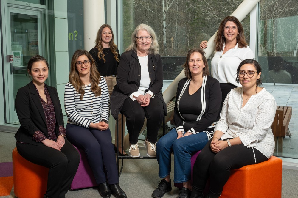 Les quatre boursi&egrave;res postdoctorales entourent la Pre Claire Desch&ecirc;nes. En arri&egrave;re: Audrey-Anne Blanchet, coordonnatrice EDI, ainsi que Pre Nathalie Roy, vice-doyenne &agrave; la formation et &agrave; l'EDI.