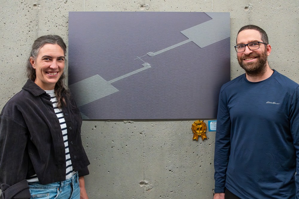 Dans le cadre de l&rsquo;Ann&eacute;e internationale des sciences et technologies quantiques (IYQ2025), l&rsquo;Union internationale de physique pure et appliqu&eacute;e (IUPAP) a r&eacute;compens&eacute; la&nbsp;photographie d&rsquo;Alexandra Roy et de Guillaume Beaudin, intitul&eacute;e &laquo;&thinsp;Quantum Bridge : Where Electrons Dance&thinsp;&raquo;, qui a remport&eacute; le premier prix du concours IUPAP&ndash;IYQ2025 dans la cat&eacute;gorie &laquo;&thinsp;Au-del&agrave; de nos yeux&thinsp;&raquo;.&nbsp;