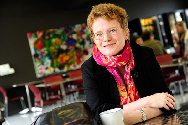 Marie Beaulieu, Ph. D. (sciences humaines appliqu&eacute;es), M.Sc et B.Sc. (criminologie), est professeure titulaire &agrave; l'&Eacute;cole de travail social de l'Universit&eacute; de Sherbrooke et chercheure au Centre de recherche sur le vieillissement du CSSS-IUGS. Elle intervient au baccalaur&eacute;at et &agrave; la ma&icirc;trise en service social ainsi qu'au doctorat en g&eacute;rontologie &agrave; l'Universit&eacute; de Sherbrooke, en plus de former des praticiens en exercice et divers publics au Qu&eacute;bec, au Canada et sur la sc&egrave;ne internationale. 