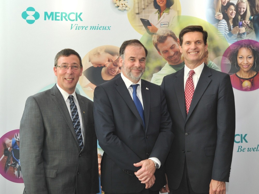 Jean-Pierre Perreault, vice-doyen &agrave; la recherche et aux &eacute;tudes sup&eacute;rieures de la FMSS, Pierre Duchesne, ministre de l'Enseignement sup&eacute;rieur, de la Recherche, de la Science et de la Technologie, et le Dr&nbsp;Thomas&nbsp;R.&nbsp;Cannell, pr&eacute;sident et directeur g&eacute;n&eacute;ral de Merck Canada inc.
