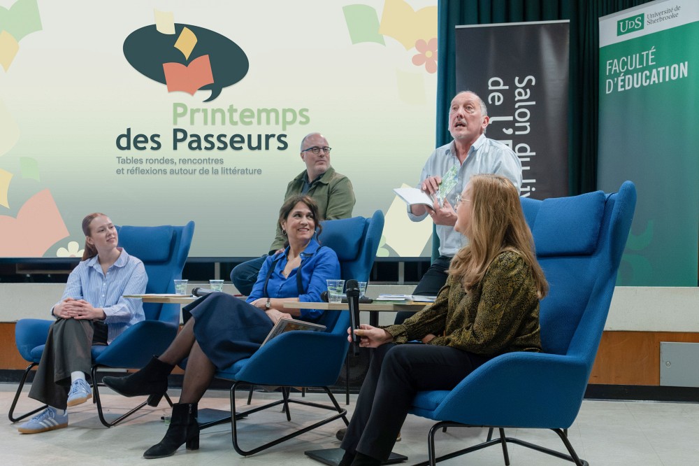 Les professeurs Martin L&eacute;pine et Olivier Dezutter accompagn&eacute;s de L&eacute;onie Villeneuve, &eacute;tudiante, Caroline Merola, auteure-illustratrice, et Marie-H&eacute;l&egrave;ne Marcoux, conseill&egrave;re p&eacute;dagogique, lors de la table ronde : Passeurs de lecture et visites d&rsquo;&eacute;crivaines et d'&eacute;crivains : l&rsquo;art de cr&eacute;er des &laquo; Rencontres &raquo; autour de la litt&eacute;rature.