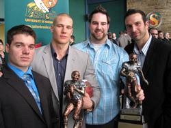 Alain Dorval et Dominic Biron(aux extrêmités) ont reçu lesnouveaux trophées rebaptisésen l\'honneur de Pierre-LucLabbé et Samuel Giguère.