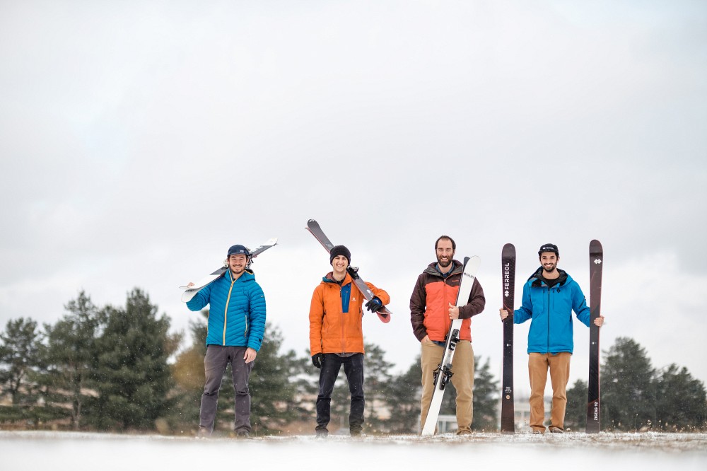 Respectivement de gauche &agrave; droite : Jonas Truong, professionnel de recherche, Pierre-Luc Fournier, stagiaire en g&eacute;nie m&eacute;canique, Pr Alexis Lussier Desbiens et Jonathan Audet, &eacute;tudiant &agrave; la ma&icirc;trise en g&eacute;nie m&eacute;canique.&nbsp;Absent : Philippe Poirier, stagiaire en g&eacute;nie &eacute;lectrique et en g&eacute;nie informatique.