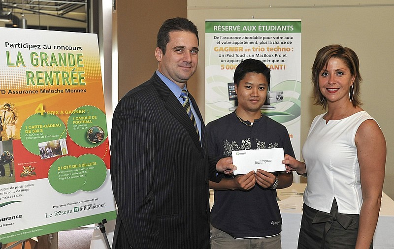 Khoi Mai Huy re&ccedil;oit son prix de Pascal Gr&eacute;goire, directeur adjoint du Service des relations avec les dipl&ocirc;m&eacute;es et dipl&ocirc;m&eacute;s de l'UdeS, et d'Anne M&eacute;nard, directrice du march&eacute; de l'affinit&eacute; Qu&eacute;bec chez TD&nbsp;Assurance Meloche Monnex.