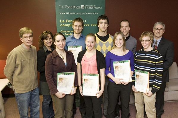 Le doyen, Jean-Pierre Brunelle, accompagn&eacute; des r&eacute;cipiendaires et des donateurs.
