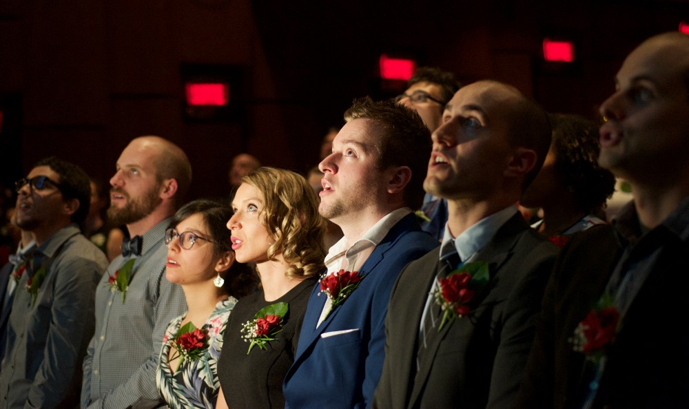 Les finissantes et les finissants r&eacute;citent le serment d'Hippocrate.