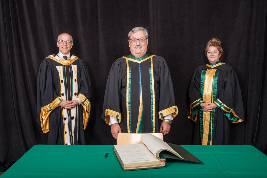 Le Pr Sami Aoun en compagnie du recteur Pierre Cossette et de la doyenne Anick Lessard.