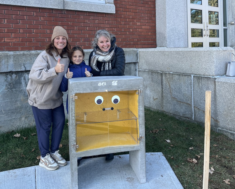 Le croque-livre en b&eacute;ton de l'&eacute;cole Sainte-Anne de Sherbrooke. &Agrave; gauche sur la photo, Mme &Eacute;milie Richard, ancienne pr&eacute;sidente de la Fondation les Amis de l'&Eacute;cole Sainte-Anne.