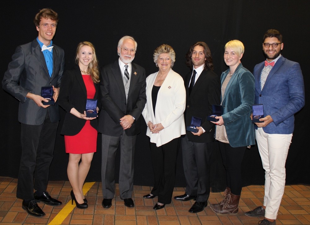 Mathieu Hains, Marie-El&egrave;ne Coulombe, le Lieutenant-gouverneur Pierre Duchesne, son &eacute;pouse Ginette Lamoureux, Olivier Ross, &Eacute;milie Malenfant et Pier-Luc Turcotte. Andr&eacute;a Latour &eacute;tait absente lors de la remise des m&eacute;dailles, le 27 avril, &agrave; Coaticook.