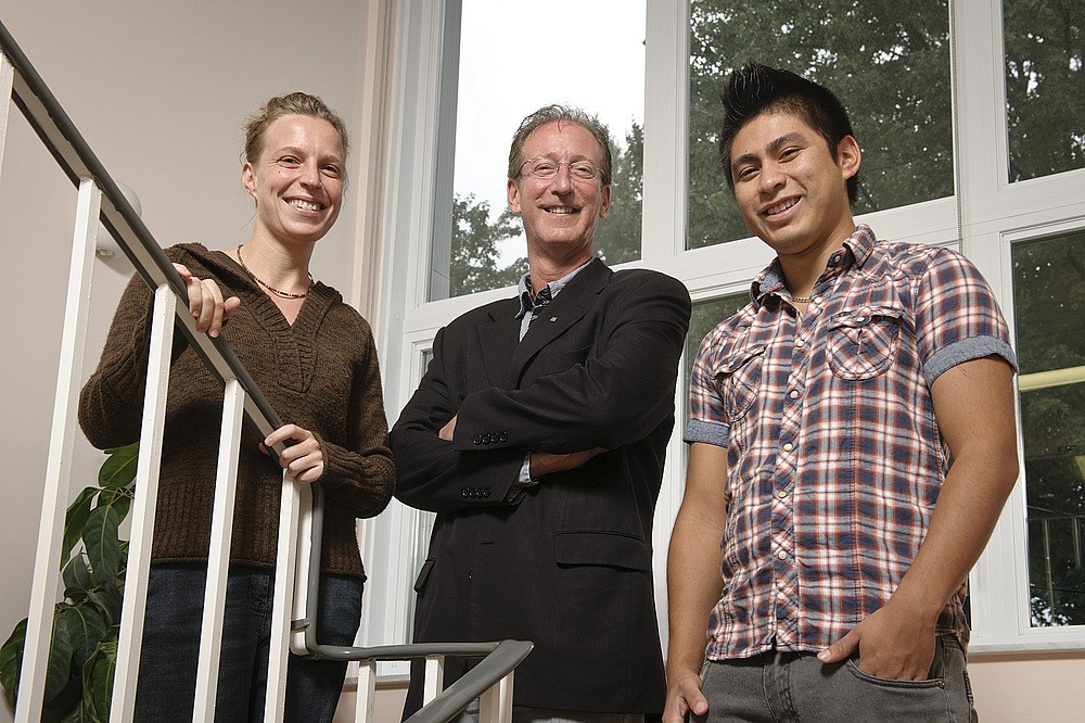 Le directeur g&eacute;n&eacute;ral de La Fondation, Me Fran&ccedil;ois Dub&eacute;, entour&eacute; des deux r&eacute;cipiendaires d'une bourse de 500 $ : Caroline Breault, &eacute;tudiante au certificat en &eacute;ducation en garde scolaire et Gustavo Basaldua, &eacute;tudiant au baccalaur&eacute;at en histoire.