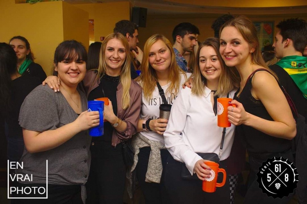 Melany (au centre) dans un 5 &agrave; 8 avec ses trois filleules allemandes et une amie qu&eacute;b&eacute;coise.