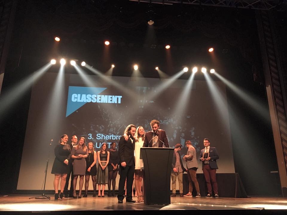 Les chefs de la d&eacute;l&eacute;gation de l'UdeS lors de l'annonce de leur troisi&egrave;me place.