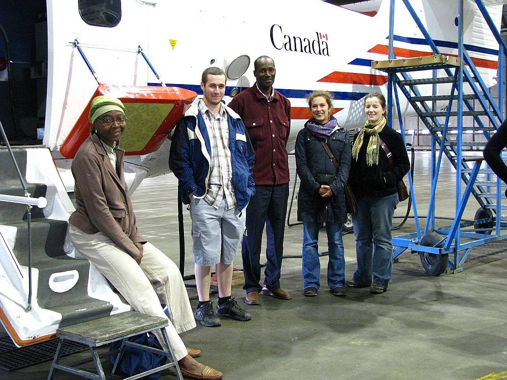 Les professeurs Ramata Magagi et Kalifa Go&iuml;ta avec quelques &eacute;tudiants de l&rsquo;UdeS devant l'avion d'Environnement Canada.