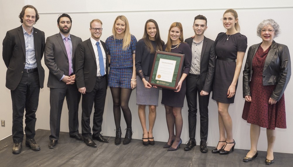 S&eacute;bastien Lebel-Grenier, doyen de la Facult&eacute; de droit; Daniel Safi, VP commandites; Samuel Anderson, tr&eacute;sorier; Florence-Olivia Genesse, VP communications et secr&eacute;taire; Sandrine Han, VP recrutement; Rosanne Gigu&egrave;re, pr&eacute;sidente; Philippe Charrette, VP &eacute;v&egrave;nements; Am&eacute;lie Ferland, VP relations externes; et Jocelyne Faucher, vice-rectrice aux relations internationales&nbsp;et vice-rectrice &agrave; la vie &eacute;tudiante. Absente de la photo&nbsp;: Chlo&eacute; Sabourin, VP ex&eacute;cutif.