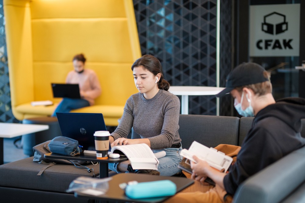 Personnes &eacute;tudiantes travaillant &agrave; l'Horizon au pavillon de la vie &eacute;tudiante.