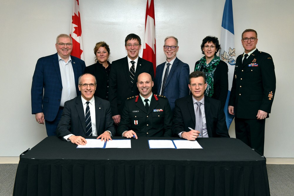 Le Coll&egrave;ge militaire royal de Saint-Jean et l'Universit&eacute; de Sherbrooke ont paraph&eacute; une entente de collaboration visant le d&eacute;veloppement d&rsquo;activit&eacute;s de recherche et l&rsquo;encadrement d&rsquo;&eacute;tudiantes et d&rsquo;&eacute;tudiants aux &eacute;tudes sup&eacute;rieures. 