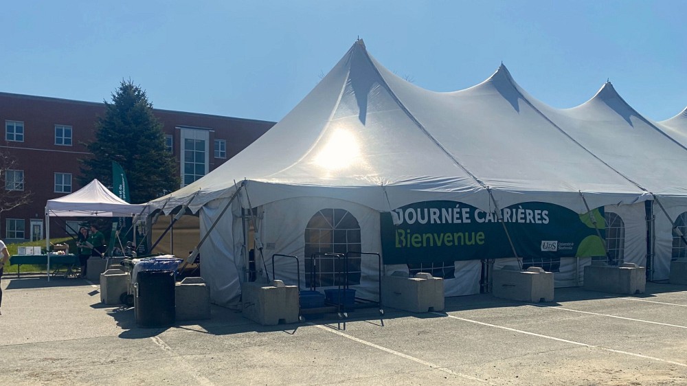 Le chapiteau, juste avant de d&eacute;buter la Journ&eacute;e carri&egrave;res