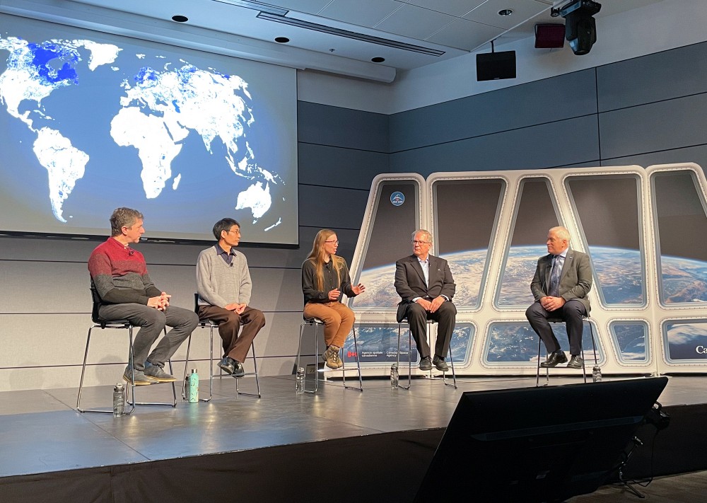 Vincent Fortin, gestionnaire de recherche int&eacute;rimaire, Environnement et Changement climatique Canada; Guoqi Han, chercheur principal, P&ecirc;ches et Oc&eacute;ans Canada; M&eacute;lanie Trudel, professeure agr&eacute;g&eacute;e, Universit&eacute; de Sherbrooke; Dave Berry, gestionnaire,&nbsp;Communications & Power Industries Canada&nbsp;Inc.; et &Eacute;ric Lalibert&eacute;, directeur g&eacute;n&eacute;ral,&nbsp;ASC.