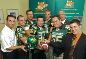 L\'entraîneur-chef André Bolduc, le président de la Corporation Marc Bélanger et les six capitaines de l\'équipe de football 2007